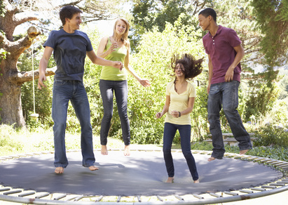 Gartentrampolin wird von Familie benutzt